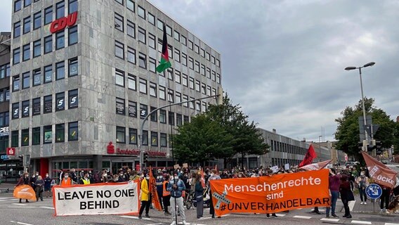 Menschen demonstrieren in Kiel vor dem CDU-Parteigebäude. © NDR Foto: Christian Wolf