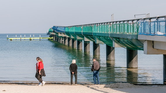 Blick auf die Baustelle der Seebrücke in Scharbeutz. © picture alliance/dpa Foto: Markus Scholz