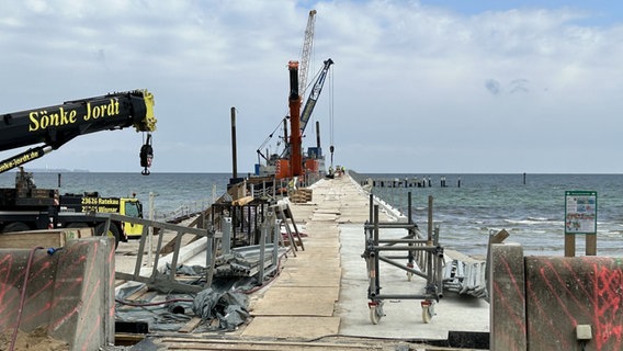 Bauarbeiten an einer Brücke am Strand in Scharbeutz. Bauarbeiten an einer Brücke am Strand in Scharbeutz. © Mechthild Mäsker / NDR Foto: Mechthild Mäsker / NDR