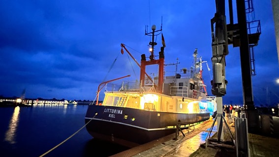 Das Schiff "Littorina" liegt in einem Hafen. © NDR Foto: Jörn Zahlmann