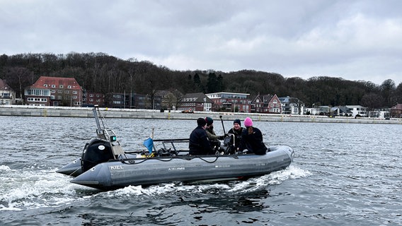 Ein Forscherteam fährt mit einem Motorboot über die Kieler Förde. © NDR Foto: Jörn Zahlmann