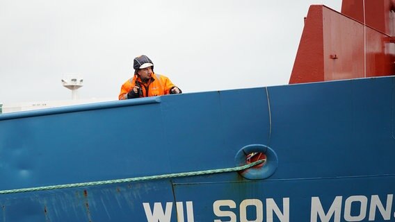 Ein Seemann schaut über die Reling. © NDR Foto: Lisa Pandelaki