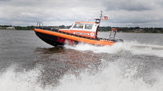 Mit dem Seenotrettungsboot HERWIL GÖTSCH wurden drei Mädchen aus Gefahr gerettet © Die Seenotretter – DGzRS 