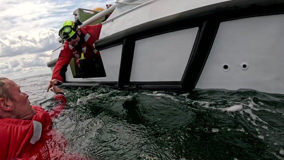 Regelmäßig übt die Crew das Szenario „Person über Bord“ mit dem Tochterboot „Saphir“. © Bastian Pöhls Foto: Bastian Pöhls