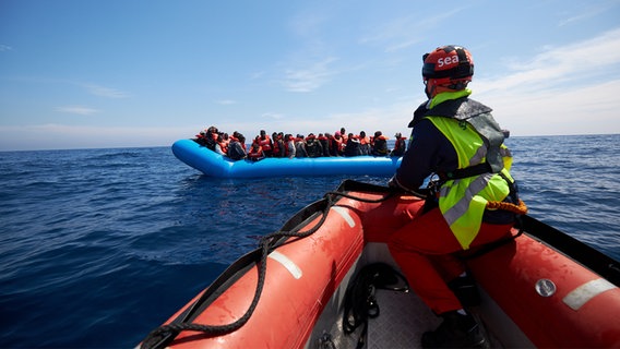 Migranten auf einem Schlauboot werden von einem Sea-Watch Retterschiff erreicht © picture alliance/AP Photo Foto: Fabian Heinz