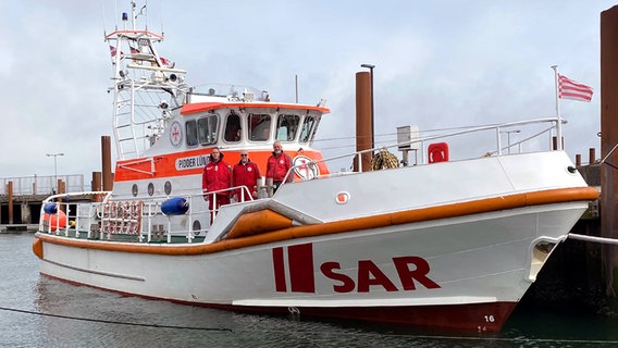 Drei Crew-Mitglieder des Seenotrettungskreuzer PIDDER LÜNG (Station List auf Sylt) stehen an Bord des Schiffes. © DGzRS - Die Seenotretter 