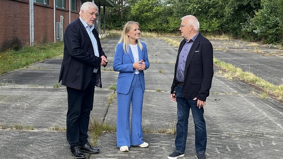Staatssekretärin Carstens mit Bürgermeister Schulz (re.) und dem stellv. Landrat von Nordfriesland Hess auf dem alten Stapelholmer Kasernengelände. © Witschaftsministerium Foto: Witschaftsministerium