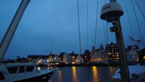 Der Lübecker Hafen bei Nacht. © NDR Foto: Hauke Bülow