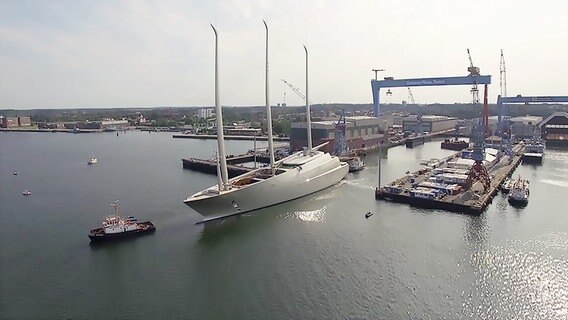 Die Segeljacht "A" wird aus dem Dock der Kieler Werft geschleppt. © NDR 