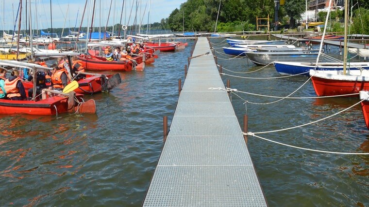 Eine langer Steg als Anlegestelle für Segelboote © NDR Foto: Anne Passow