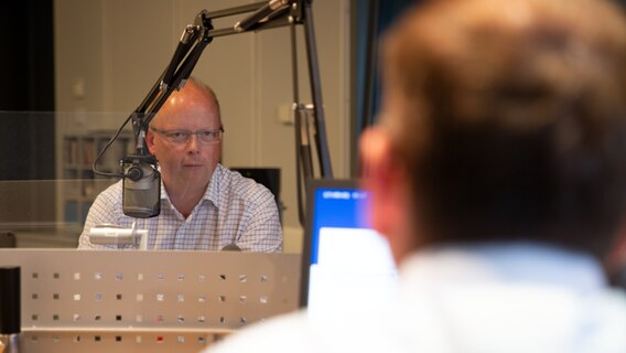 SSW-Politiker Stefan Seidler sitzt bei einem Interview vor einem Mikrofon im NDR-Studio © NDR Foto: Johanna Jannsen