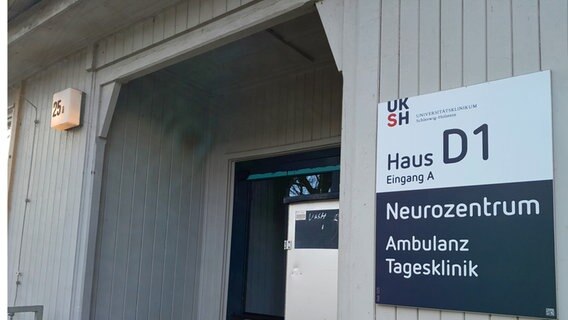 Blick auf eine Tür zu Haus D1, dem Zentrum für seltene Erkrankungen, am UKSH in Lübeck. © NDR Foto: Anne Passow