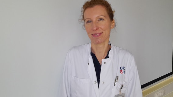 Susanne Hertel, Fachärztin für Neurologie am Zentrum für seltene Erkrankungen in Lübeck, schaut in die Kamera. © NDR Foto: Anne Passow