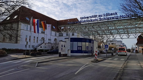 Blick auf den Eingangsbereich des UKSH in Lübeck. © NDR Foto: Anne Passow