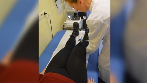 Neurologin Susanne Hertel untersucht am ZSE in Lübeck eine Patientin. © NDR Foto: Anne Passow