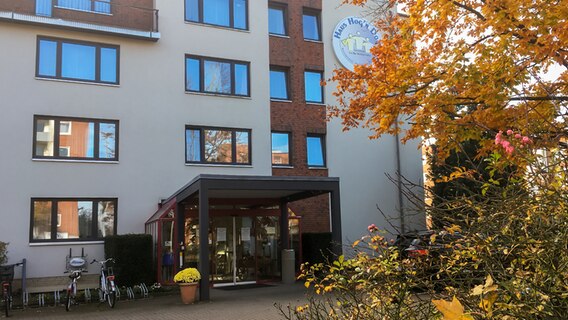 Das Gebäude Seniorenheims Haus Hog'n Dor in Norderstedt steht im herbstlichen Sonnenlicht. © NDR Foto: Helge Albrecht