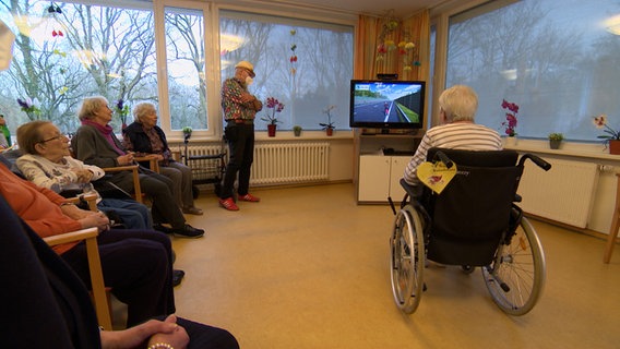 Senioren spielen mit einer Konsole in einem Seniorenheim in Kiel. © NDR 