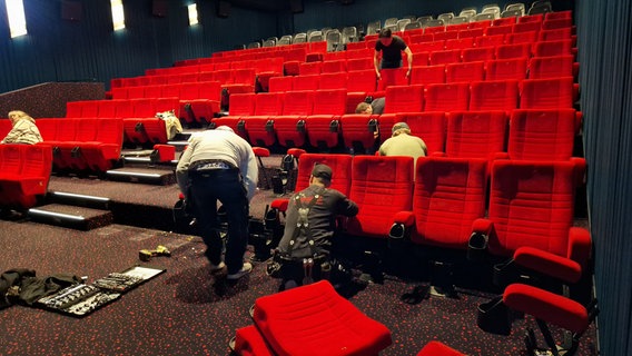 Rote Samtsessel werden aus dem Kino in Bad Segeberg ausgebaut. © Doreen Pelz 