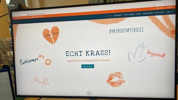 Eine Homepage zum Thema "jugendliche und sexualisierte Gewalt" ist auf einem Computer-Bildschirm eingeblendet. © NDR Foto: Andrea Schmidt