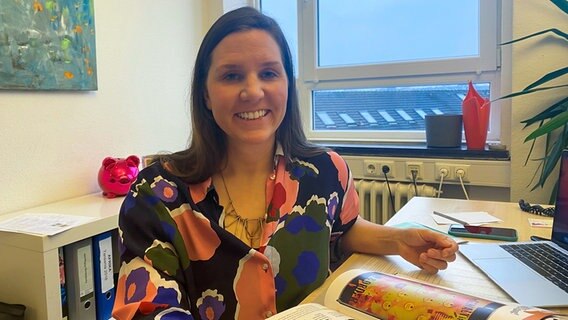 Leiterin der Präventions-Fachstelle Petze, Heike Holz sitzt in ihrem Büro und lächelt in die Kamera. Leiterin der Präventions-Fachstelle Petze, Heike Holz sitzt in ihrem Büro und lächelt in die Kamera. © NDR Foto: Andrea Schmidt