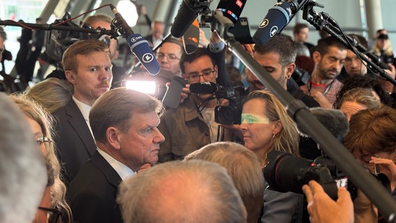 Johann Wadephul bei einem Interview im Bundestag nach dem gescheiterten ersten Wahlgang für Kanzlerkandidat Friedrich Merz © NDR Foto: Vinetta Richter