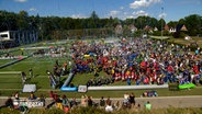Hunderte Fußballspieler stehen auf einem Spielfeld. © NDR 