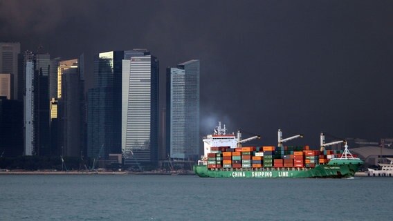 Ein Frachter vor der Skyline in Singapore. © Malte Schwarz Foto: Malte Schwarz