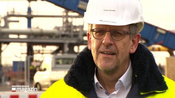 Frank Schnabel, der Geschäftsführer von Brunsbüttel Ports, steht für ein Interview vor der Kamera © NDR 
