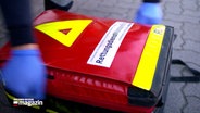 Ein Rettungssanitäter-Rucksack liegt auf dem Boden © NDR 