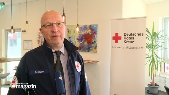 Stefan Krause vom DRK steht für ein Interview vor der Kamera © NDR 