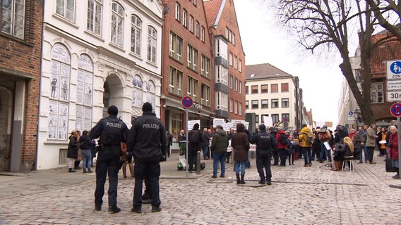 Zahlreiche Demonstranten stehen in Lübeck vor dem Buddenbrookhaus © NDR 