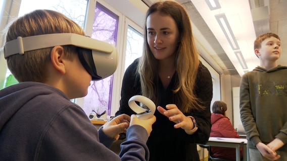 Eine Schülerin und die Lehrerin beim Verkehrstraining über eine VR Brille © NDR Foto: NDR