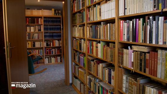Eine private Bibliothek, mehrere Regale mit Büchern. Im Hintergrund ein Schaukelstuhl. © NDR Foto: NDR Screenshots