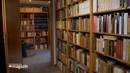 Eine private Bibliothek, mehrere Regale mit Büchern. Im Hintergrund ein Schaukelstuhl. © NDR Foto: NDR Screenshots