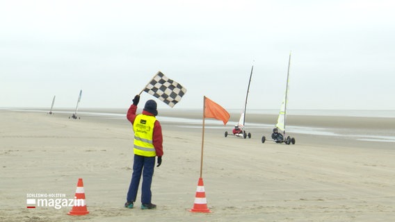 Strandsegler fahren bei einer Regatta über die Zielgerade © NDR 