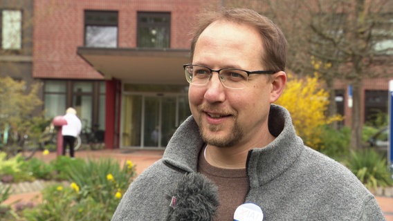 Ein Mann steht für ein Interview vor der Kamera Ein Mann steht für ein Interview vor der Kamera © NDR