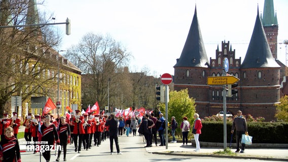 Menschen demonstrieren bei einer Mai-Kundgebung in Lübeck © NDR 