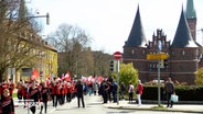 Menschen demonstrieren bei einer Mai-Kundgebung in Lübeck © NDR 