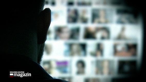 Nachgestellte Szene: Ein Mann sitzt vor einem Computerbildschirm und schaut sich eine Datingplattform an © NDR 