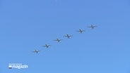 Sechs Flugzeuge fliegen in einer Formation am wolkenlosen Himmel. © NDR Foto: NDR Screenshots