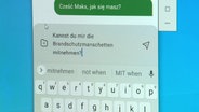 Ein Foto einer App zeigt wie sie in Echtzeit die Sprache der gesendeten Nachrichten übersetzt. © NDR Foto: NDR Screenshots