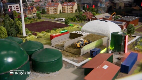 Ein Modell einer Biogasanlage. © NDR Foto: NDR Screenshots