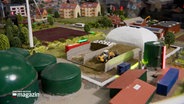 Ein Modell einer Biogasanlage. © NDR Foto: NDR Screenshots