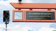 Auf einem Aushang wird auf einen Schienenersatzverkehr hingewiesen. © NDR Foto: NDR Screenshot