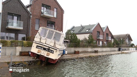Ein Boot liegt auf einer Promenade in Heiligenhafen © NDR Foto: NDR Screenshots