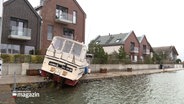 Ein Boot liegt auf einer Promenade in Heiligenhafen © NDR Foto: NDR Screenshots