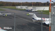 Ein Blick auf das Rollfeld des Flughafens in Lübeck. © NDR Foto: NDR Screenshot