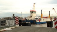 Eine Fähre kreuzt über den Nord-Ostsee-Kanal © NDR Foto: NDR Screenshots