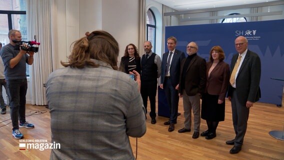Schleswig-Holsteins Ministerpräsident und einige Vertreter jüdischer Verbände stehen nach einer Kabinettssitzung für ein Gruppenbild zusammen. © NDR Foto: NDR Screenshots