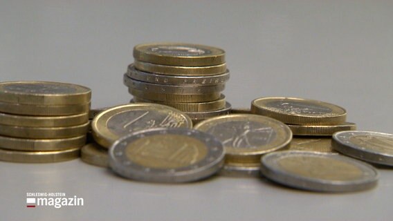 Mehrere Geldstücke liegen auf einem Tisch © NDR Foto: NDR Screenshots